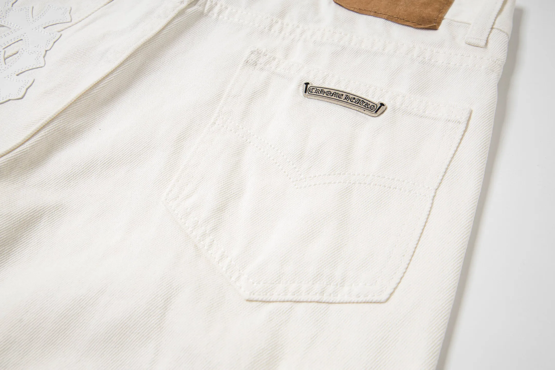 P280 💰 (Top version) Chrome Hearts White Bull King Metal Cross White Leather Heavy Industry Jeans Chrome Hearts is a brand that has always been famous for its high-end and design. The quality of these pants is unparalleled, and a pair is often hard to find at counters. It uses top-notch heavy-duty washing technology, the calf leather laser-cut cross is particularly exquisite, and the aged silver hardware adds a sense of retro and luxury. White denim fabric, paired with a cross leather design, is fashionable and individual. The straight version is also particularly slim. The style is the same for men and women, so whoever wears it will look better! The matching suggestions are as follows: Cool street style: Pair the upper body with a black short crop top, a black leather jacket, and black Martin boots. Wear a silver necklace and ring from Crowe and walk on the street to feel cool. Casual fashion style: wear a simple white cotton T-shirt inside, a loose denim jacket outside, and white sneakers. Overall casual and comfortable, suitable for daily travel and shopping. High-end outfit: Pair it with a black silk-textured shirt, tuck it into pants, and put on a pair of black leather shoes. Wear a black suit jacket to instantly enhance your temperament, and you can attend some formal occasions without any pressure. Color: White Ox King Size: 28-30-32-34 (corresponds to S-M-L-XL)